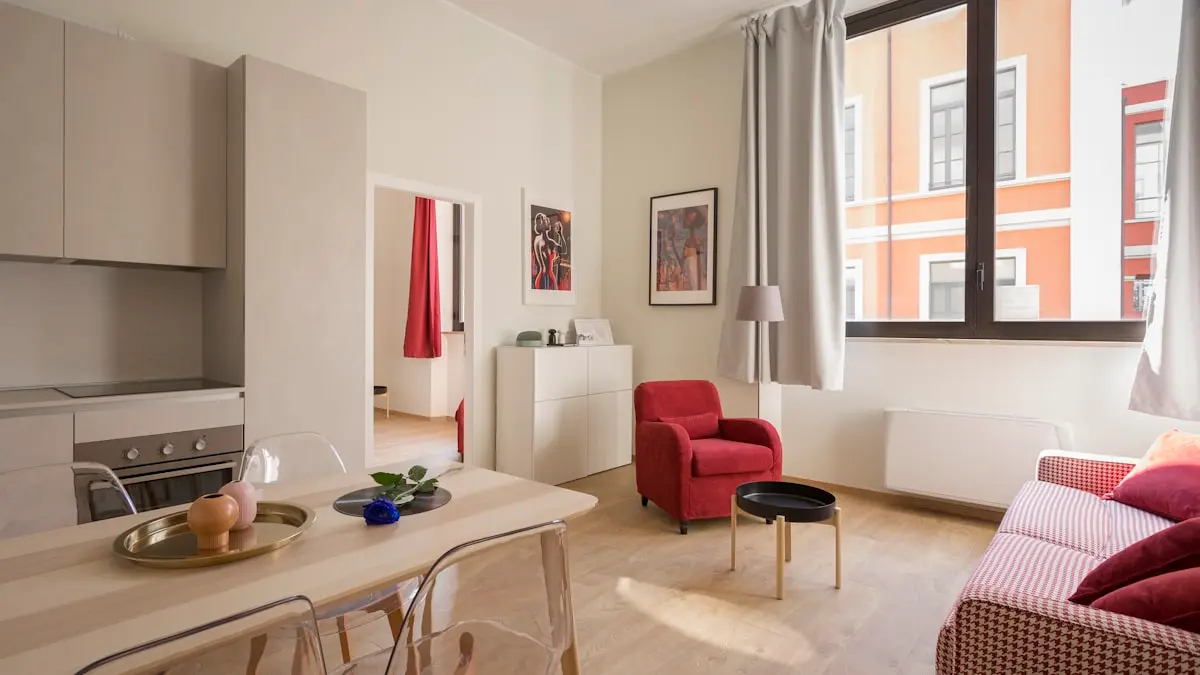 Închiriezi un apartament în România și locuiești în străinătate: ghidul fiscal complet